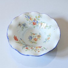 Nevers. Antoine Montagnon. Coupe en faïence à décor polychrome de fleurs, XIXe