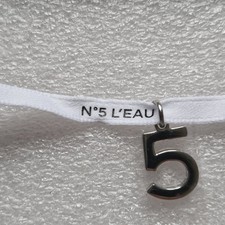 CHANEL  Pendentif 5 avec Ruban