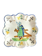Assiette carrée Ancienne Quimper  Malicorne ?  Bretonne à la quenouille  faience