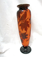 LA ROCHERE Vase à décor de végétaux et d'oiseaux dégagés à l'acide