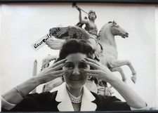 PHOTO PRESSE 1956 Yvonne SERGENT mannequin des mains pour bijoux joaillerie T820