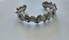 Rare bracelet créatrice  Biche de Bere numéroté demi jonc couleur argent  étain