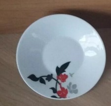 assiette sous tasse à café blanches fleuries rouge noir gris 