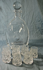 Bouteille  carafe à liqueur en verre épais & 7 gobelets en cristal taillé.