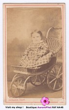 ENFANT EN POSE DANS UN LANDAU