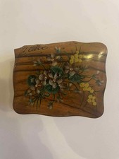 boîte en bois ancienne en bois (d olivier ?) dessin fait main sur le couvercle. 