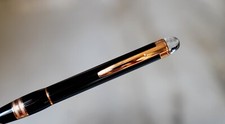 MAGNIFIQUE STYLO BILLE MONTBLANC STARWALKER EN RESINE NOIRE FINITION PL. OR ROSE
