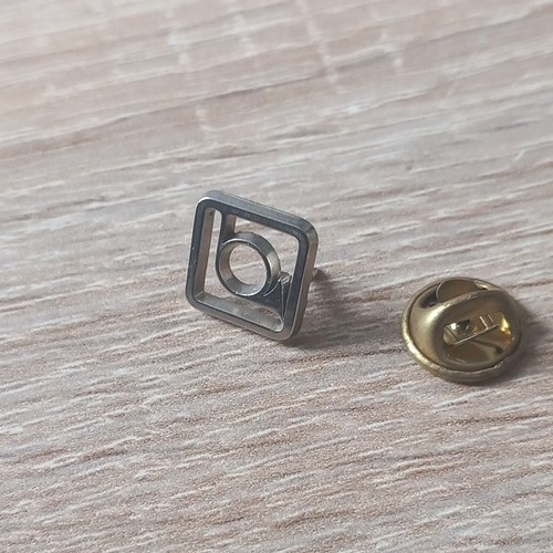 Pin métallique carré - métallique,