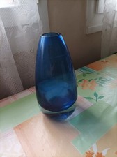 vase en verre bleu