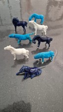 LOT DE 8 CHEVAUX DU BONHEUR EN PORCELAINE BLANCHE BLEUE MARINE ET TURQUOISE