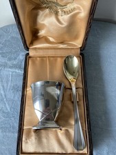 Coffret avec coquetier et