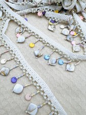 Galon Blanc à Franges de Perles et Pendentifs Pastel