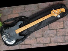 Sterling by Musicman RAY34CA (BK) / guitare basse électrique avec SC