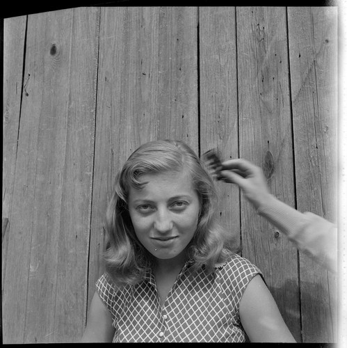 Portrait jeune femme - , main