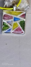 collier,pendentif triangulaire en résine et métal cloisonné rose bleu jaune vert