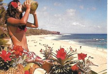 CP ILE DE LA REUNION BOUCAN CANOT FEMME SE DESALTERE AVEC LE JUS DE NOIX DE COCO