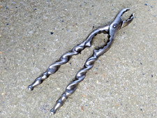 ANCIEN CASSE NOIX NOISETTES METAL MANCHES TORSADES -OUTIL USTENSILE DE CUISINE-