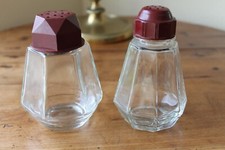 2 anciennes saupoudreuses en verre avec bouchon en bakélite - vintage