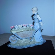 Lot de 2 figurines  garçon/fille brouettes florale en porcelaine