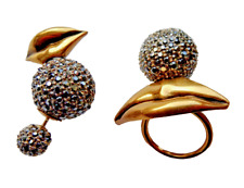 DIOR BAGUE ET BOUTON D'OREILLE A BILLE PAVEE DE STRASS SURMONTANT UNE BOUCHE