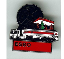 Pin's pétrolier essence carburant gasoline fuel ESSO camion truck