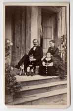 photo cdv famille noble en extérieur  1865  jouet - Me Boquel Sarreguemines