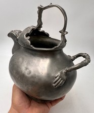 Curieuse aiguière en étain