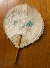 ANCIEN EVENTAIL XIXEME EN PLUMES D'AUTRUCHE BLANCHES AVEC DECOR FLORAL PEINT