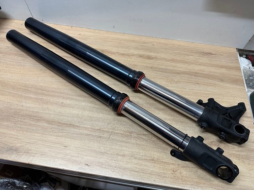 Une paire tube fourreau - de,