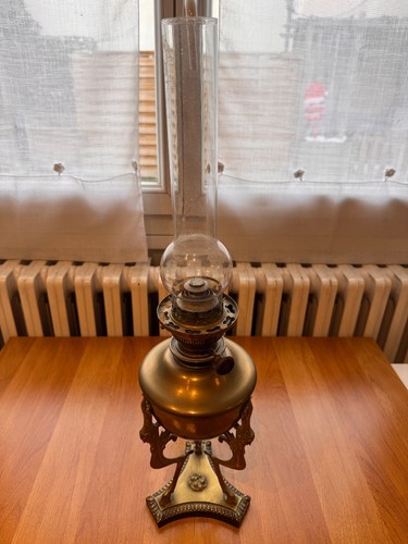 Lampe petrole ancienne - lampe, a