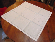 Nappe à thé blanche brodée de fleurettes