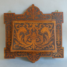 Porte-lettres mural en bois gravé de style néo-Renaissance Alsace XIXème