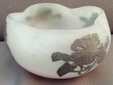 Art Nouveau vide poche Pâte de Verre Décor Fleurs application Étain quadrilobé