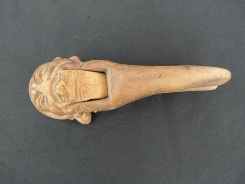 Ancien casse noisettes - noisettes,