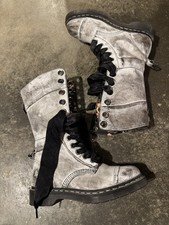 Dr. Martens Triumph Gray