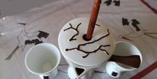 Chocolatière porcelaine modèle "Kakaoline",  avec 2 tasses en porcelaine blanche