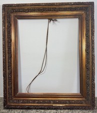 Cadre ancien 8F sculpté à décors feuilleté et perlé Feuillure: 39,5 x 47 cm