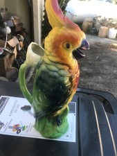 Pichet en barbotine représentant un. perroquet