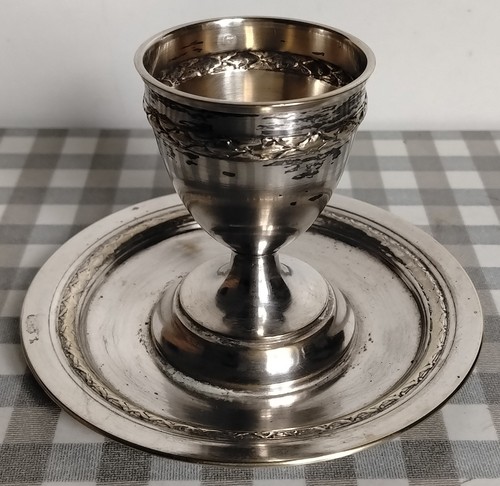 Ancien joli coquetier à - -,
