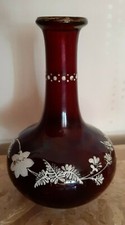 Vase soliflore en verre rouge décoré a la main vers 1900
