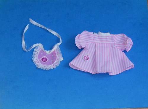 Une robe bavoir - une,