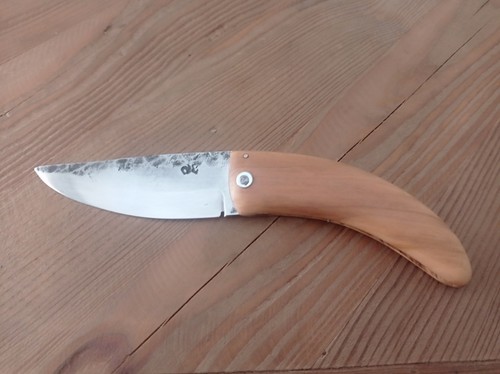 Couteau pliant deux clous