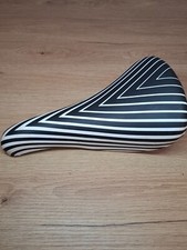 Selle noire et blanche pour pièces de vélo rétro vintage neuve dans sa boîte ...