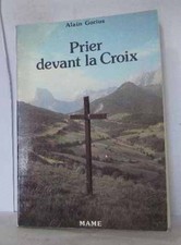 Prier devant la croix pour