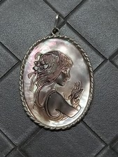 pendentif camée en nacre