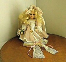 Ancienne petite poupée sur