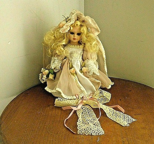 Ancienne petite poupée sur