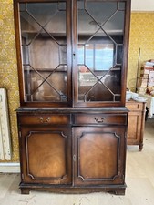 Deux Bibliothèques comprenant un meuble bas et vitrine.