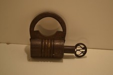 ANCIEN CADENAS  A VIS  POUR LES INDES  FER BAGNARD MENOTTE