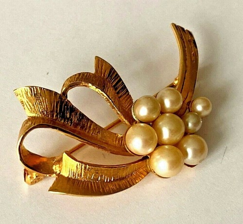 Broche plaqué perle - &,